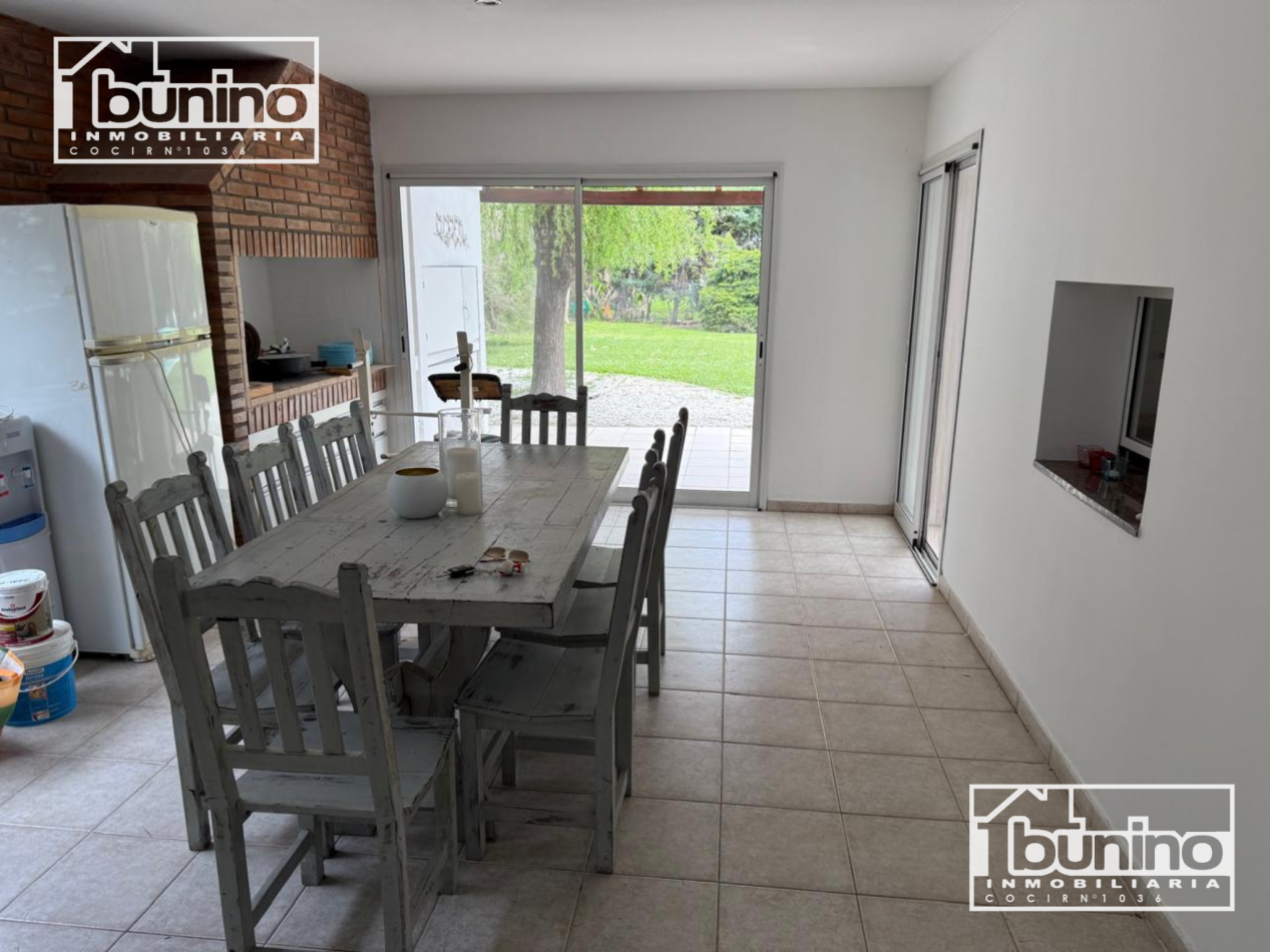 Alquiler permanente en Funes Hills, San Marino - 3 Dormitorios