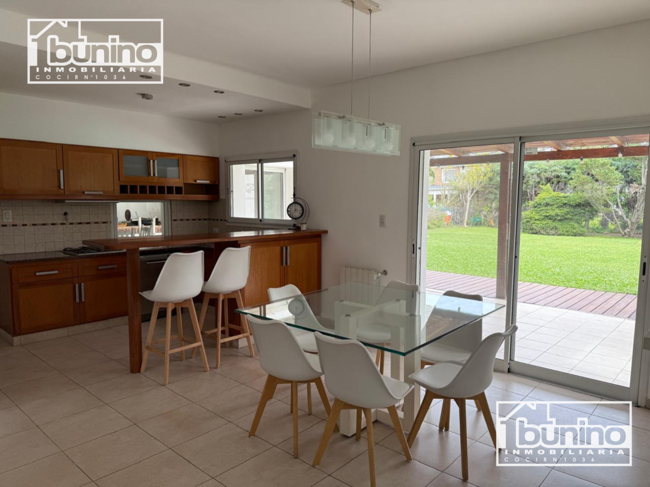 Alquiler permanente en Funes Hills, San Marino - 3 Dormitorios