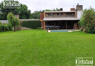 VENTA Casa de 2 plantas con parque, galeria y pileta - Ibarlucea